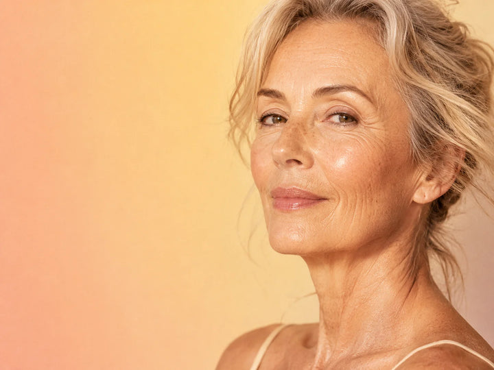 Femme ménopausée au regard serein, peau mature lumineuse