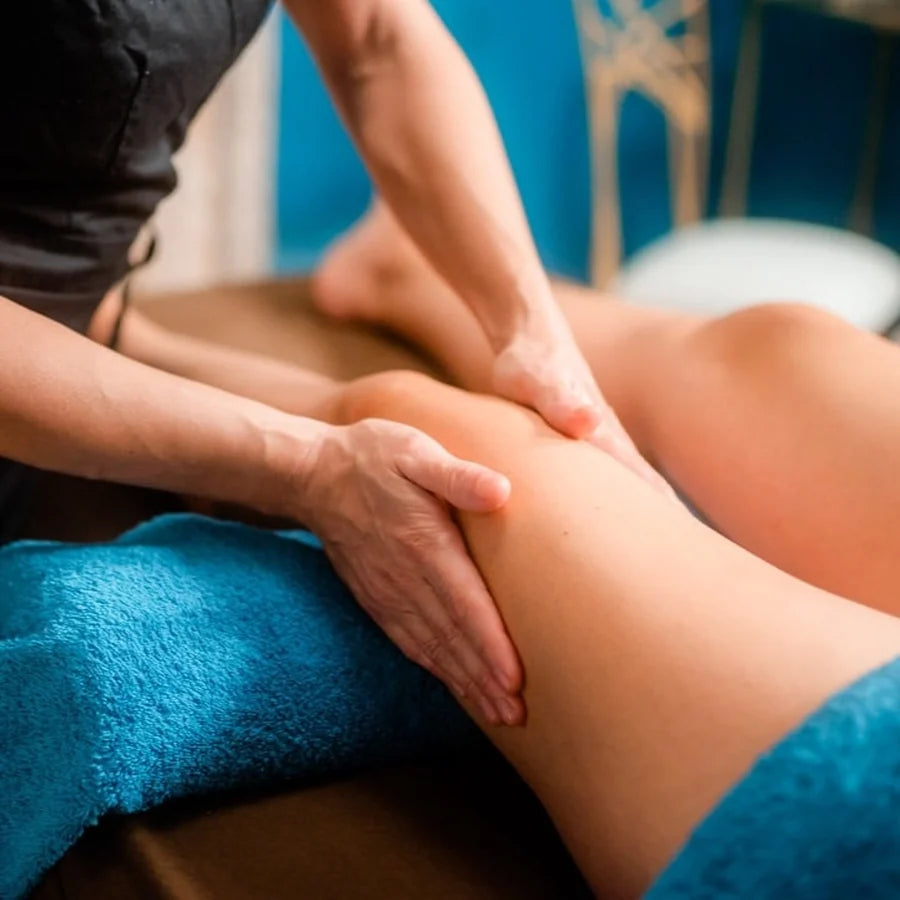 Séance de drainage lymphatique manuel sur une jambe, chez le kinésithérapeute